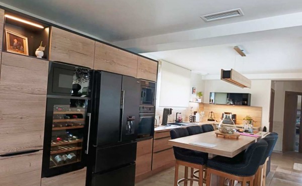 c74605ef-76bf-459e-8446-9591978fc6b9